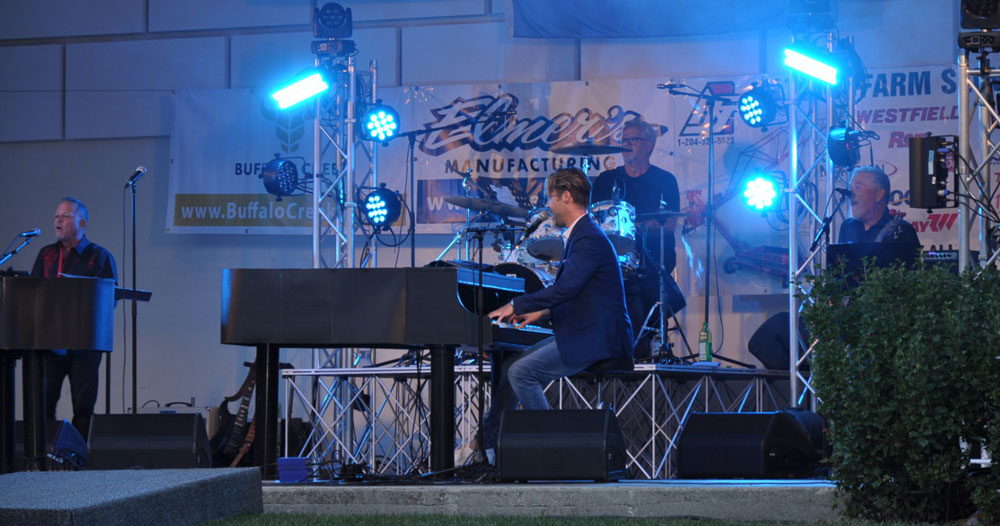 Piano Kings performing on stage in Altona